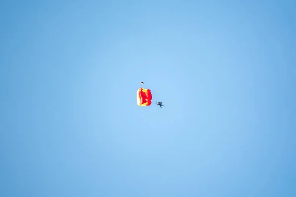 Parachutiste Flotte Lentement Basse Altitude Sur Fond Ciel Dégagé Plongée — Photo