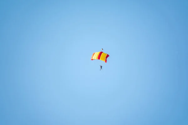 一名伞兵在晴朗的天空背景下缓慢地在低空飞行 运动和积极的极端放松 — 图库照片