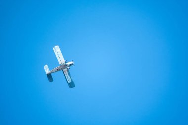 Mavi gökyüzünde yeşil çift kanatlı uçak. Mavi gökyüzüne karşı eski uçak