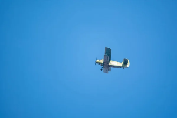 Retro Grüner Doppeldecker Blauen Himmel Altes Flugzeug Gegen Blauen Himmel — Stockfoto