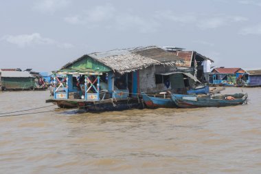   (- Kamboçya 'da Siem Reap yakınlarında. Yüzen köylerdeki göl sakinlerinin evlerinin temelleri tekneler, sallar, birbirine bağlı variller ve tarif edilemeyecek kadar çok sayıda diğer teknelerden oluşuyor..