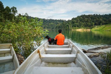 Adam ve bir göl yanında vakit köpek