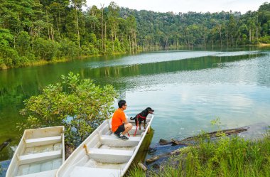Adam ve bir göl yanında vakit köpek