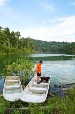 Adam ve bir göl yanında vakit köpek