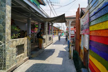Pulau Ketam, Malezya - 15 Ağustos 2018: Bir sokak görünümü Pulau Ketam (yengeç Adası) bir balıkçı köyü. Bu ada deniz gıda ürünleri ve Restoranları.