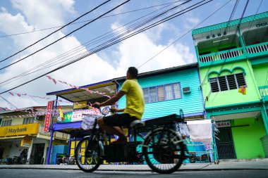 Pulau Ketam, Malezya - 15 Ağustos 2018: Bir sokak görünümü Pulau Ketam (yengeç Adası) bir balıkçı köyü. Bu ada deniz gıda ürünleri ve Restoranları.