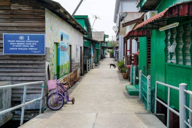 SG. Lima, Pulau Ketam, Malezya - 15 Ağustos 2018: Sg. Lima Pulau Ketam (yengeç Adası) adlı bir balıkçı köyünde bir sokak görünümü. Bu ada deniz gıda ürünleri ve Restoranları.