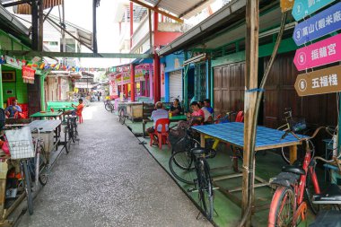 SG. Lima, Pulau Ketam, Malezya - 15 Ağustos 2018: Sg. Lima Pulau Ketam (yengeç Adası) adlı bir balıkçı köyünde bir sokak görünümü. Bu ada deniz gıda ürünleri ve Restoranları.