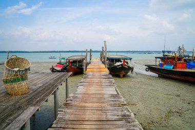 Pulau Ketam, Malezya - 15 Ağustos 2018: Bir sokak görünümü Pulau Ketam (yengeç Adası) bir balıkçı köyü. Bu ada deniz gıda ürünleri ve Restoranları.