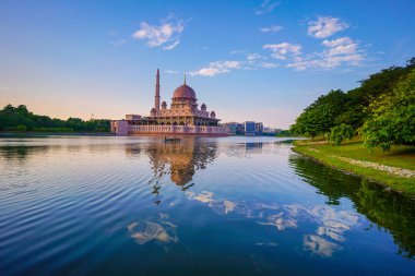 Putra Camii, ünlü bir turistik Malezya