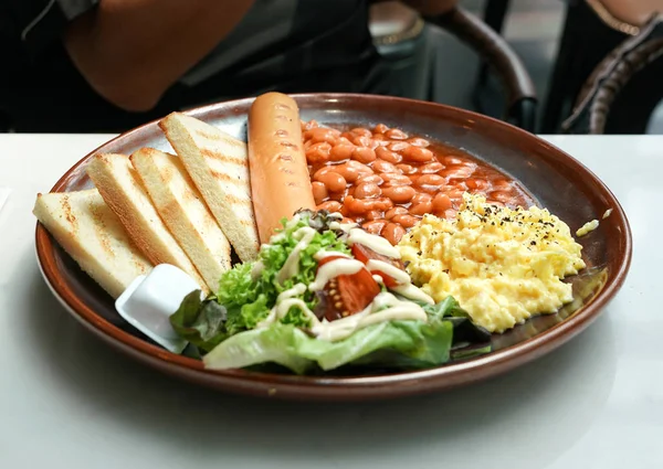 Stor Frukost Med Ägg Korv Och Sallad — Stockfoto