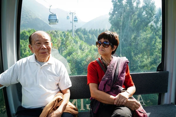 Chinese Couple Cable Car — Stock Photo, Image