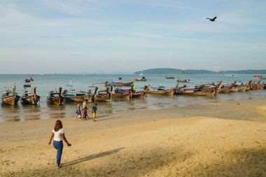 Aonang Beach, Krabi, Tayland, 1 Ocak 2019: uzun kuyruk ile sabah sahne güzel Aonang beach adlı tekne.
