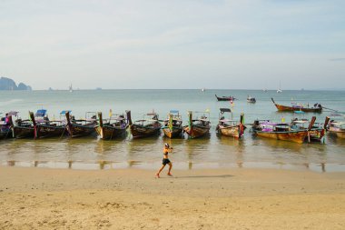 Aonang Beach, Krabi, Tayland, 1 Ocak 2019: uzun kuyruk ile sabah sahne güzel Aonang beach adlı tekne.