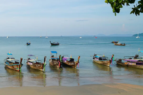 Пляж Аонанг Краби Таиланд Января 2019 Года Утренняя Сцена Длинными — стоковое фото