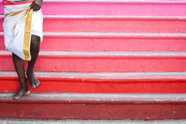 Ein Hinduistischer Pilger Der Die Treppe Mit Kopierraum Hinuntergeht — Stockfoto