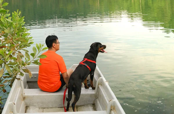 Mann Und Hund Verbringen Zeit See Mit Kopierraum — Stockfoto