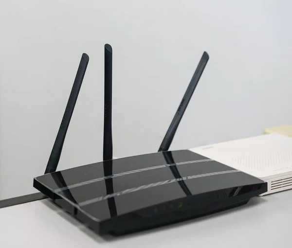 オフィスの机の上のアンテナで Wifi ルーター — ストック写真