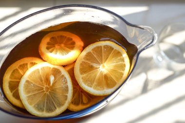Limonlu çay buz susuzluğunu gidermek için sıcak bir günde ile sürahi