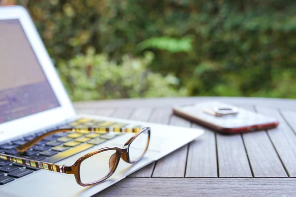 Arbeit Von Hause Aus Brille Mit Laptop Und Kopierraum Mit — Stockfoto