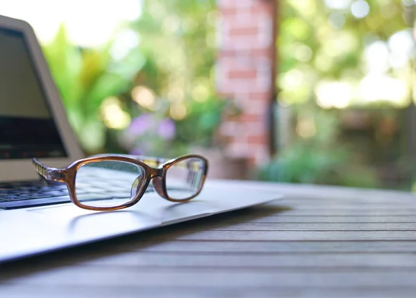 Trabajo Desde Concepto Casa Gafas Con Ordenador Portátil Espacio Copia —  Fotos de Stock