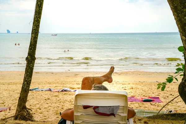 Відпочинок Пляжі Розслаблюючою Позою Ноги Схрещені Вид Одне Коліно Ноги — стокове фото