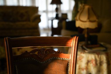 Bir sandalye nerede ışık üzerinde oturma odası arka planla ile oldu kısmının yakın çekim