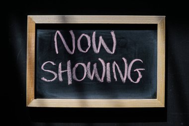 Şimdi gösteren - el tahtaya tebeşir ile yazılı kelime