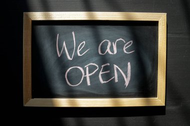 Biz açıktır - tebeşir ile tahtaya yazılan sözcükler