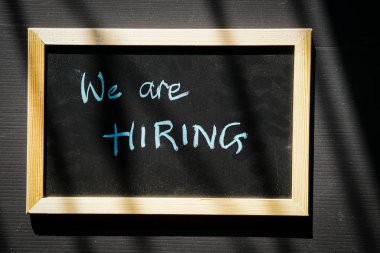 Biz işe tebeşir ile bir kara tahta üzerinde yazılı