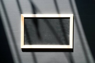 Bu arka planı olarak kullanılmak üzere satırlarında gölgesi ile boş yazı tahtası