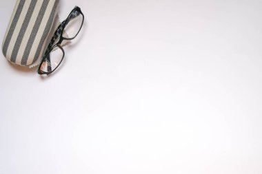 Beyaz arka plan kopya alanı ve gönüllülük gözlük ve yan ve Muhafazası ile