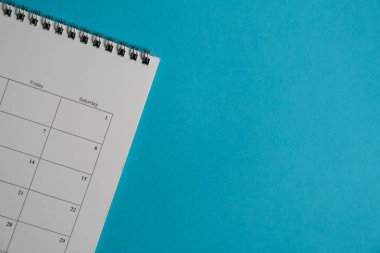 İş kavramı: mavi arka plan ile takvim, yan ve kopya alanı