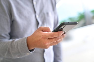 Teknoloji kavramı: sörf veya Internet tarama işadamı