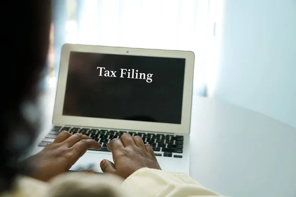 Concepto de declaración de impuestos: las palabras aparecen en la pantalla del ordenador como recordatorio —  Fotos de Stock