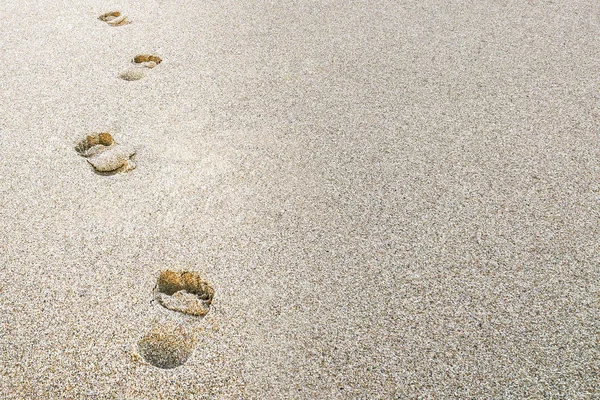 Huellas de arena de playa. Fondo y negocio de vacaciones de verano j — Foto de Stock