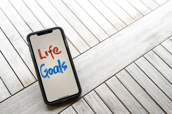 Hand phone with Life Goals written on it — Stock Photo, Image