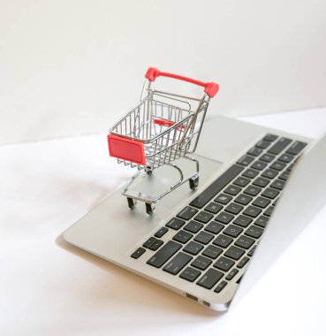 Online alışveriş kavramı: bir dizüstü bilgisayar klavye arabası at arabası