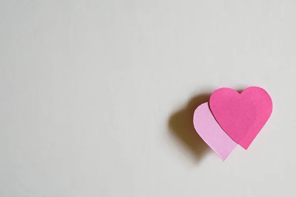 Love concept: Two paper hearts on a board — Stock Photo, Image