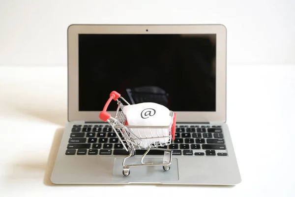 Conceito de compras on-line: carrinho de carrinho em um teclado de laptop — Fotografia de Stock