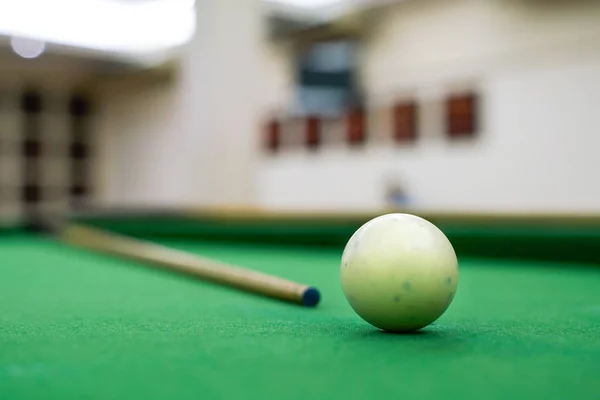 緑のテーブルのプールのボールをクローズ アップ — ストック写真