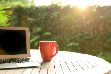 İş kavramı: Laptop ve kırmızı kupa