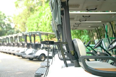 Golf arabaları açık park