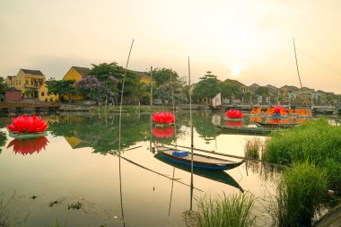 Hoi An, Vietnam - 22 Mayıs 2016: Hoi, kısa sandalye ile sokak satıcıları sahne bir. Tarihi eski şehir Hoi bir 1999 yılından bu yana UNESCO miras olduğunu.