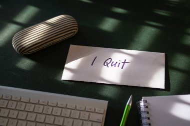 İstifa mektubu zarfın üzerine çıkın kelimelerle