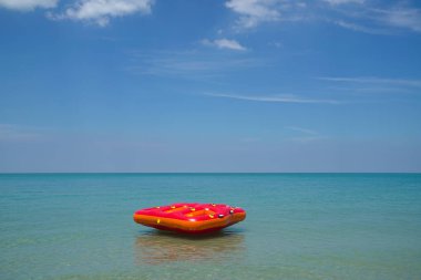 Şişme halka ya da plajda denizin lilo