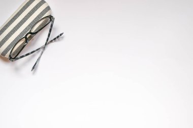 Uzay kopyalayın: beyaz gönüllülük gözlük ve onun Caşın ile arka plan