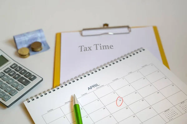 Concepto de declaración de impuestos: recordatorio anotado en el calendario —  Fotos de Stock