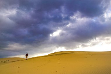 Bir çöl hiking explorer