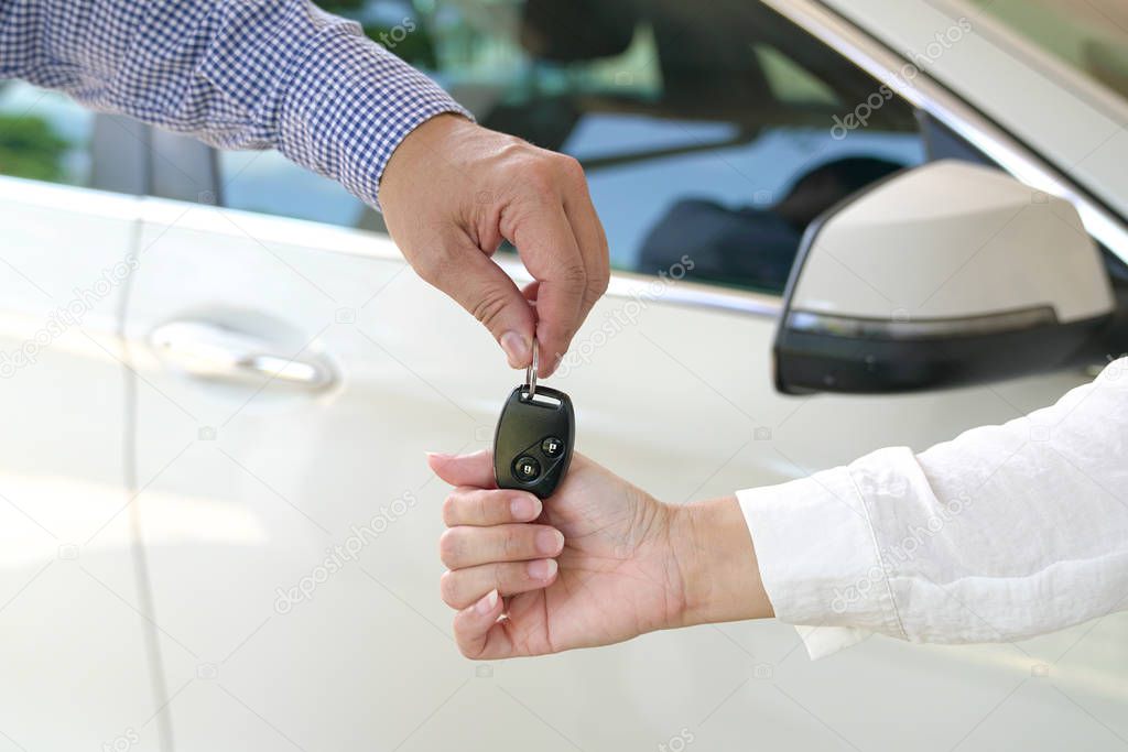 depositphotos_254228142-stock-photo-car-key-handover 🚗 Emekliye ÖTV’siz Araç Müjdesi! Meclise Sunuldu – İşte 5 Yıl Satmama Şartı ve Tüm Detaylar